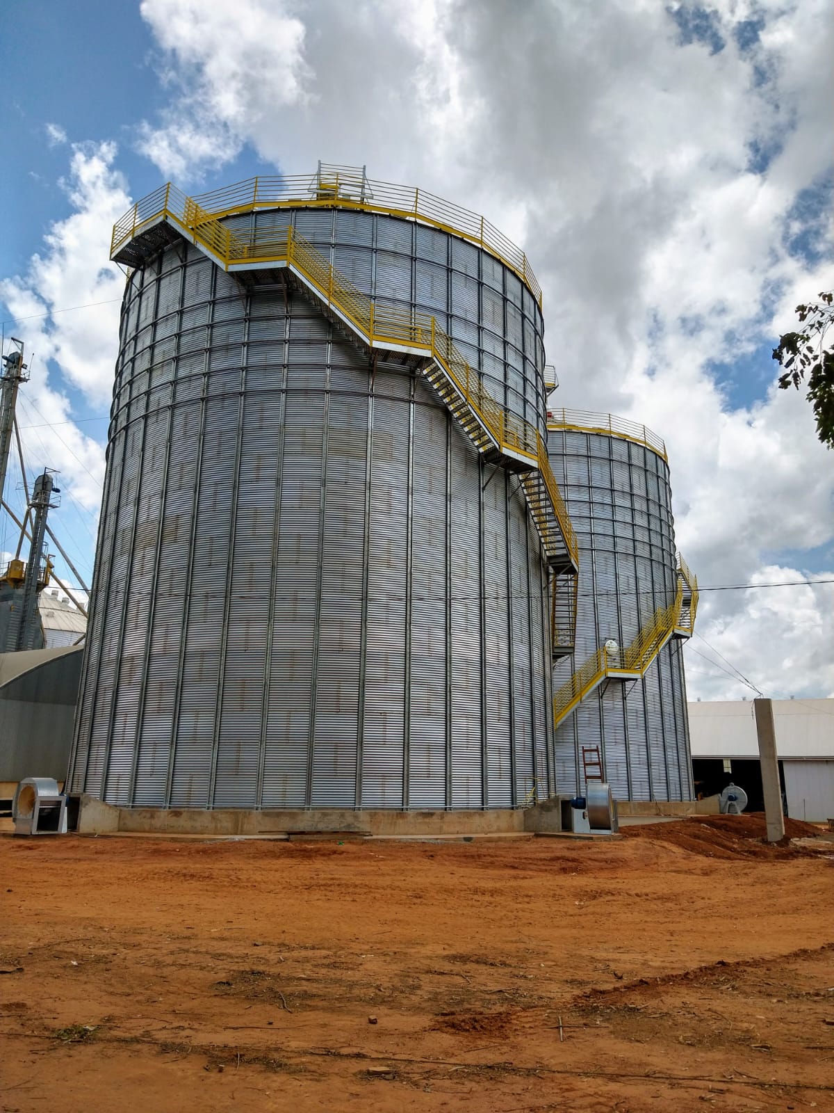 Silos metálicos concluídos com escadas e passarelas