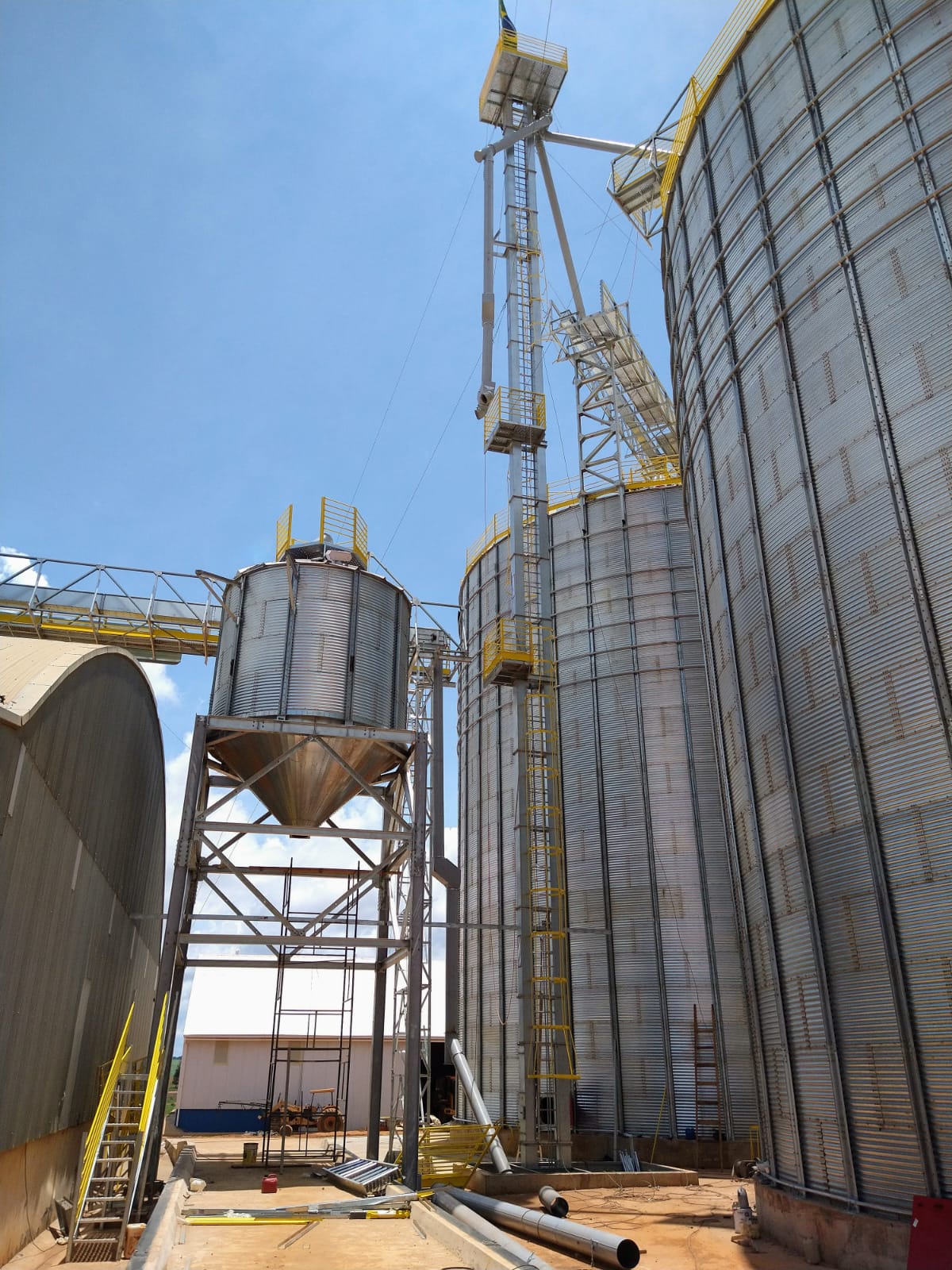 Conjunto de silos com elevador de canecas e secador