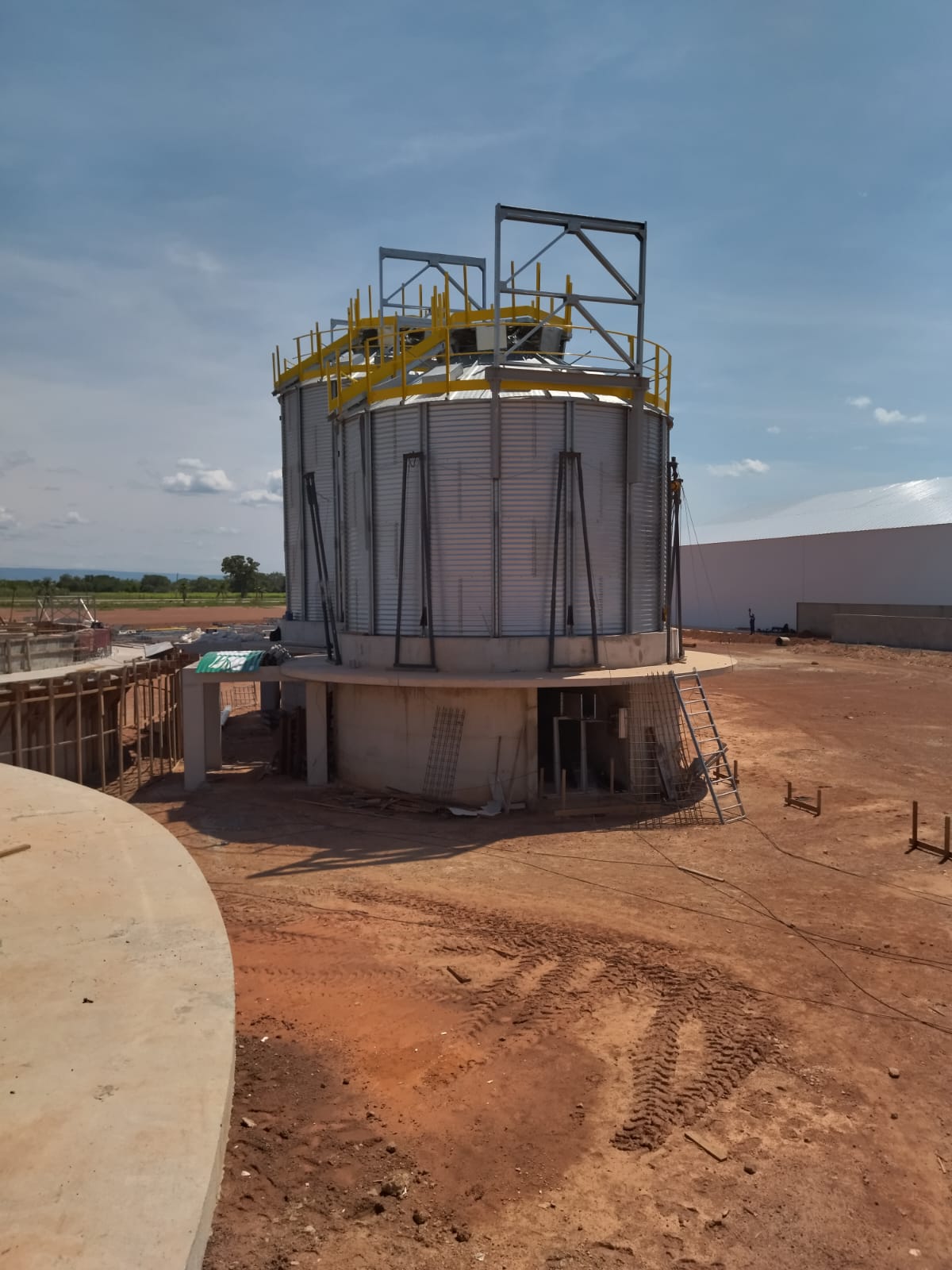 Silo em montagem sobre base de concreto executada pela Valen