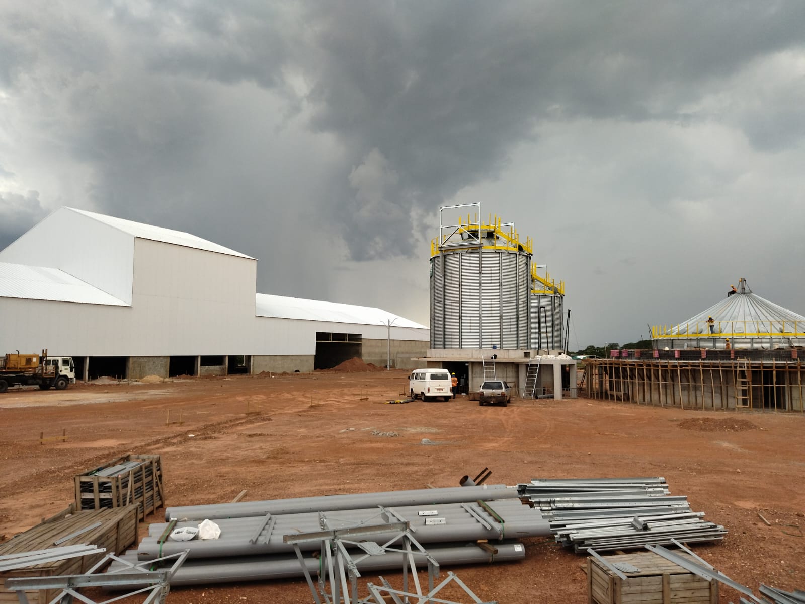 Complexo agroindustrial com armazém e silos em construção