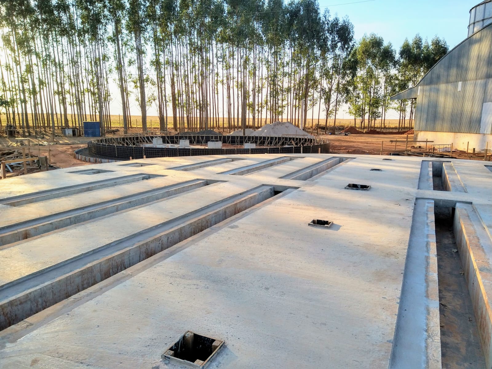 Base de silo em concreto com túneis de aeração executada em obra