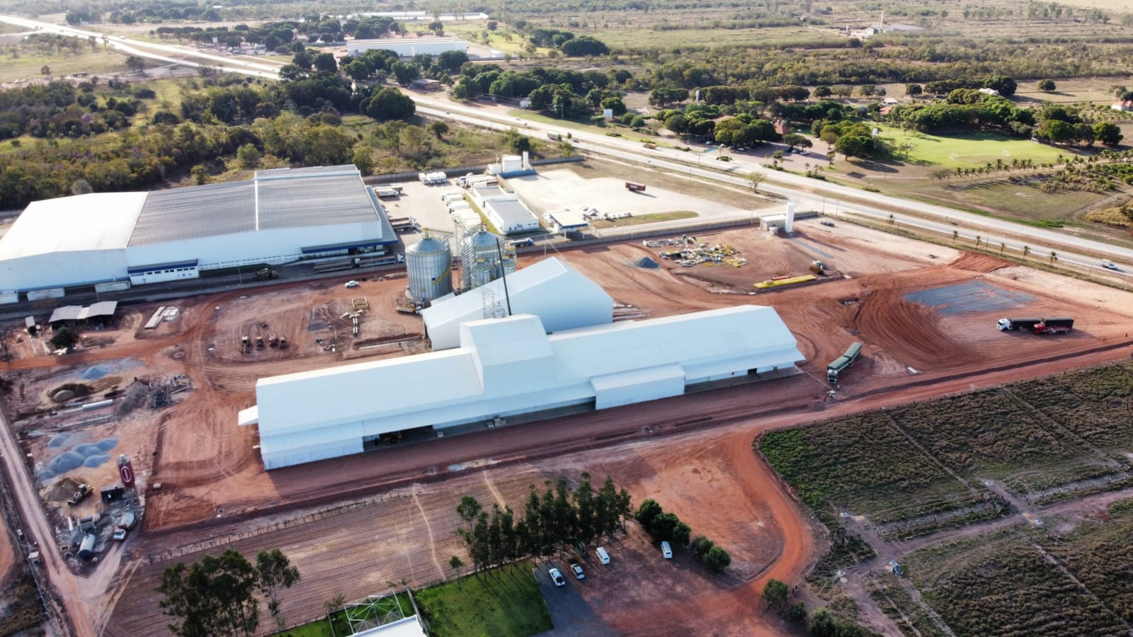 Silo metálico sobre base de concreto elevada com andaimes