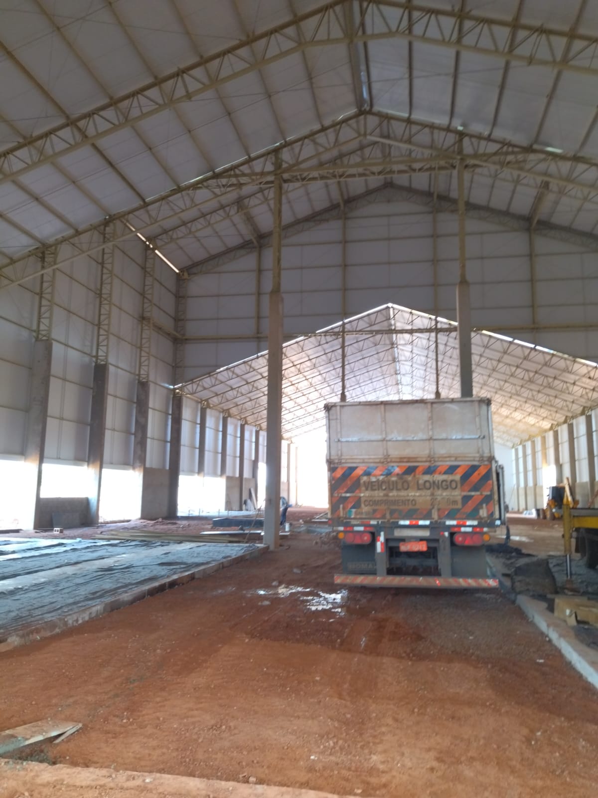 Interior de galpão de grande vão em estrutura metálica