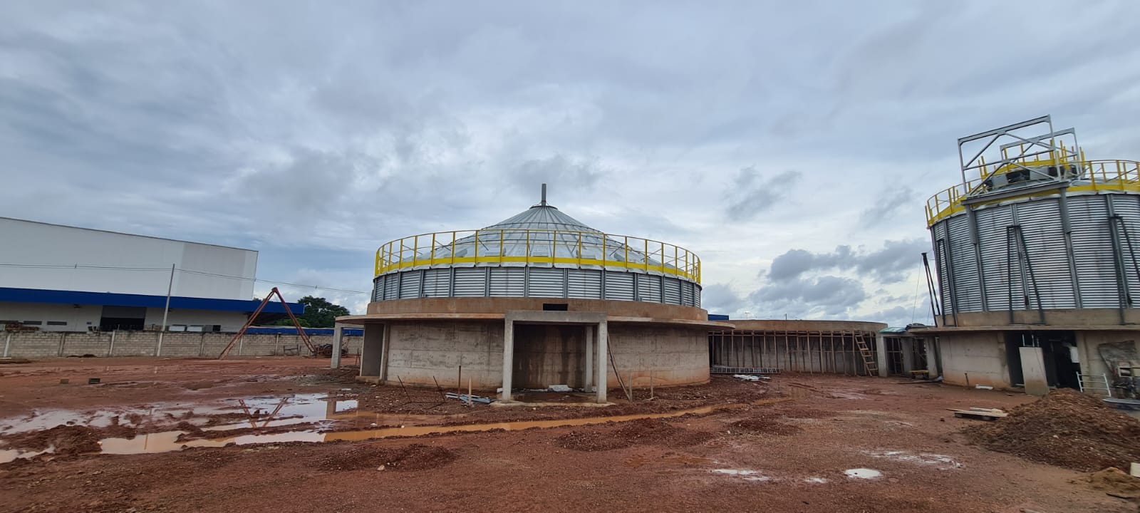 Detalhe vertical de silos metálicos e elevadores de grãos