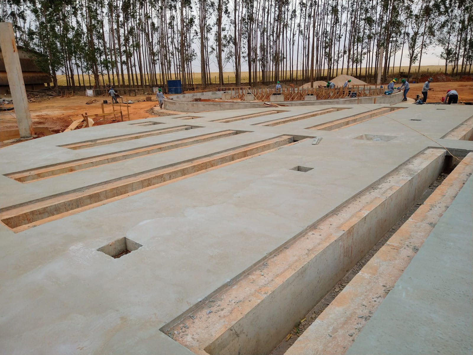 Equipe da Valen executando base de concreto de unidade armazenadora