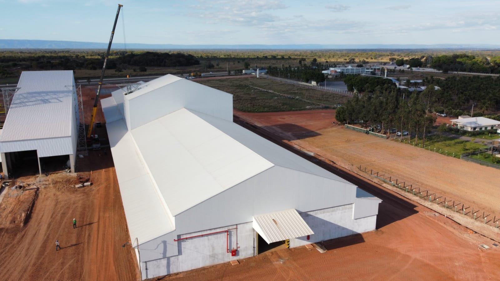 Estrutura metálica de grande galpão em fase de montagem