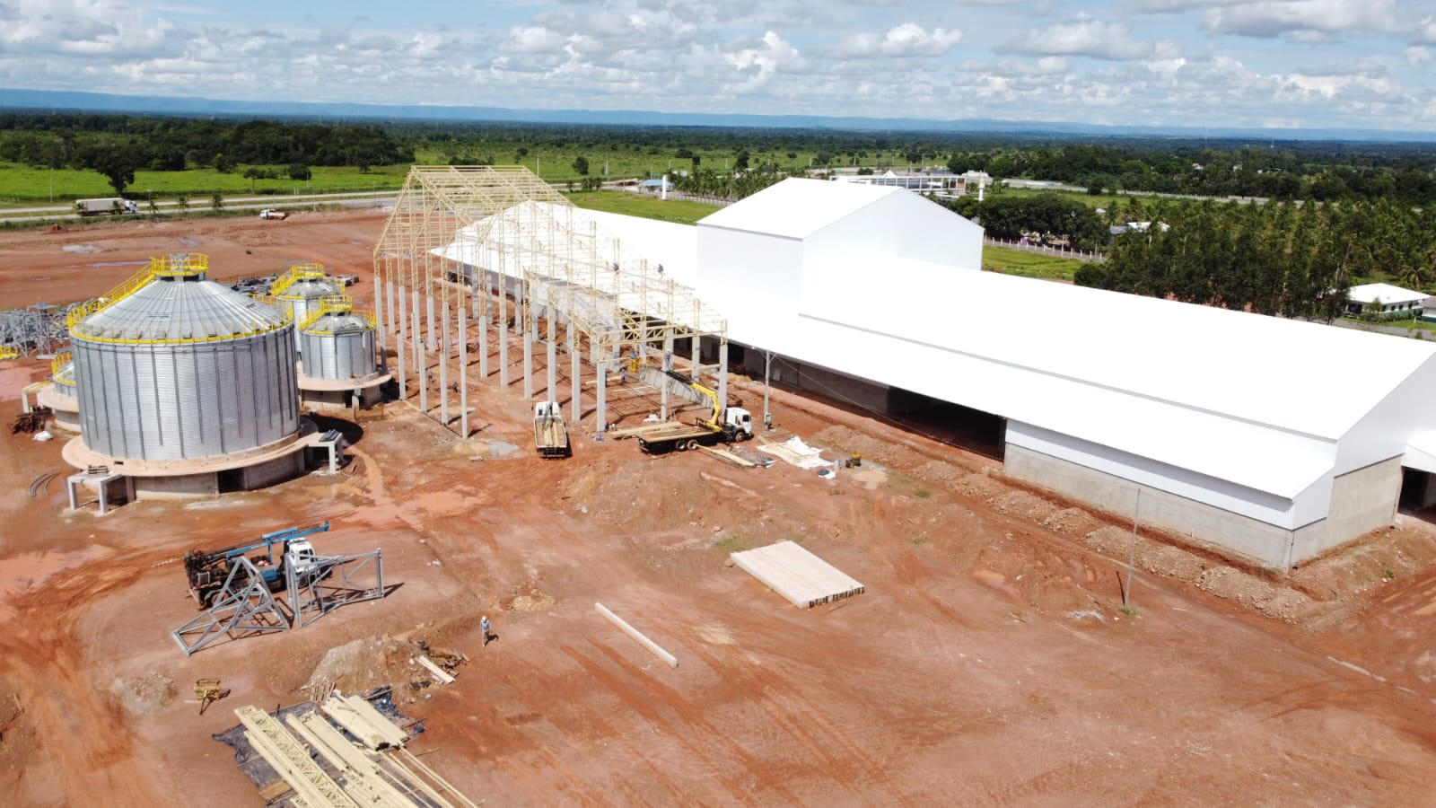 Canteiro de obras com múltiplos silos em diferentes estágios de montagem